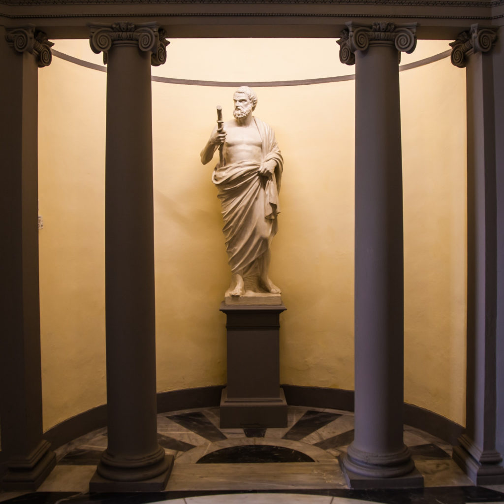 Estátua de Esculápio, símbolo do curso de medicina. 